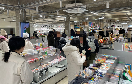 서울 성동구 성수동 한 라이프스타일 편집숍에서 손님들이 다이어리 등을 고르고 있다. 사진 김세린 기자