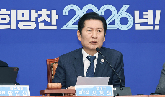 정청래 더불어민주당 대표(가운데)가 2일 국회에서 열린 최고위원회의에서 발언을 하고 있다. 임현동 기자