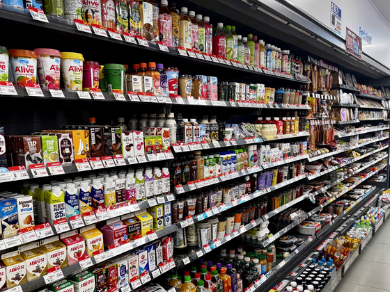 2026년 벽두부터 편의점의 일부 자사 브랜드(PB)제품 가격이 올랐다. 세븐일레븐의 ‘세븐셀렉트 누네띠네’가 기존 1200원에서 1500원으로 25% 올랐다. ‘착한콘칩’은 1000원에서 1200원으로, ‘고메버터팝콘’은 1800원에서 2000원으로 각각 20%, 11% 인상됐다., GS25의 PB 상품인 ‘위대한소시지’ 2종 가격이 2600원에서 2700원으로 100원(3.8%), 영화관팝콘과 버터갈릭팝콘도 각각 1700원에서 1800원으로 100원(5.8%) 올랐다. 김홍준 기자