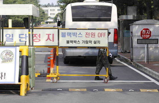 위병소 근무병이 출입을 통제하고 있다. 해당 사진은 기사내용과 무관.