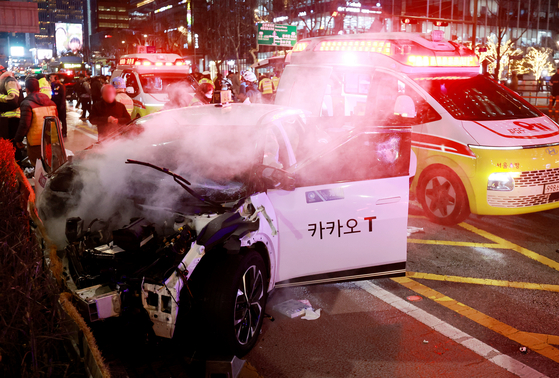 서울 지하철 1호선 종각역 인근에서 택시가 인도로 돌진해 횡단보도에서 신호 대기 중이던 시민들을 들이받는 사고가 발생했다. 뉴스1