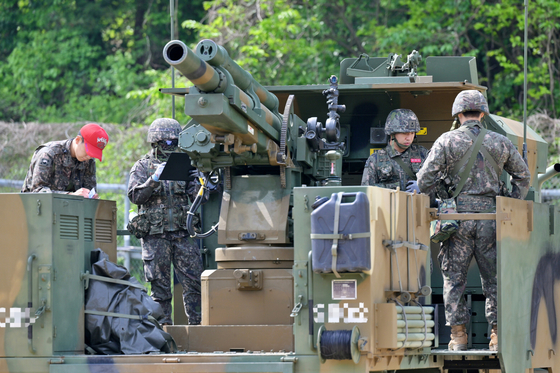 육군은 지난 5월 23일 교육사령부 예하 각 병과학교에서 '신임장교 지휘참모과정' 교육훈련에 참가한 장병들의 모습을 공개했다. 사진은 육군포병학교 신임장교들이 K105A1차륜형자주포 실사격 훈련을 하는 모습. 사진 육군