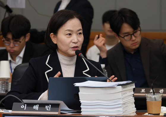 지난해 10월 24일 대전 한국전자통신연구원(ETRI)에서 열린 과학기술정보방송통신위원회 국정감사에서 조국혁신당 이해민 의원이 질의하고 있다. 연합뉴스