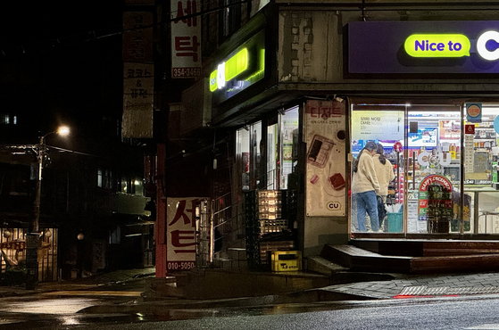  자정께 서울 은평구의 한 편의점에 손님들이 들어서고 있다. 이들은 "야근하며 먹을 것을 사기 위해 왔다"고 했다. 김홍준 기자