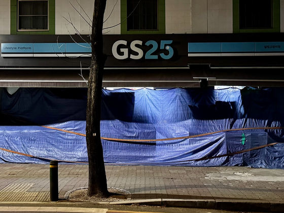 새벽 5시 문 닫은 경기도 고양시의 한 편의점. 2024년 기준 GS리테일의 편의점 중 23.6%가 심야(새벽 1시~6시) 영업을 하지 않고 있다.  2020년엔 16.7%였다. 김홍준 기자