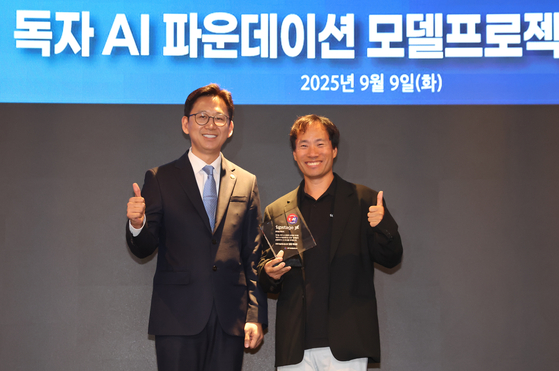 배경훈 과학기술정보통신부 장관이 지난해 9월 서울 중구 르메르디앙 서울 명동 호텔에서 열린 독자 AI 파운데이션 모델 프로젝트 착수식에서 김성훈 업스테이지 대표에게 K-AI 앰블럼을 전달하고 있다. 뉴스1