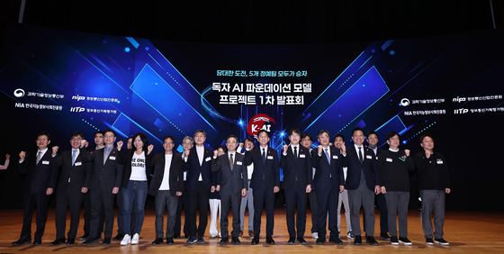 배경훈 부총리 겸 과학기술정보통신부 장관과 하정우 청와대 AI미래기획수석 등 참석자들이 지난해 12월 30일 오후 서울 강남구 코엑스 오디토리움에서 열린 '독자 AI파운데이션 프로젝트' 발표회에서 기념촬영을 하고 있다. 뉴스1