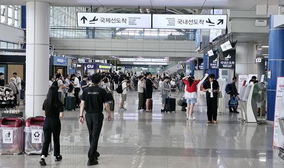 지난 8월 청주공항 여객청사 1층에서 여행객들이 탑승 수속을 위해 기다리고 있는 모습. 김성태 객원기자