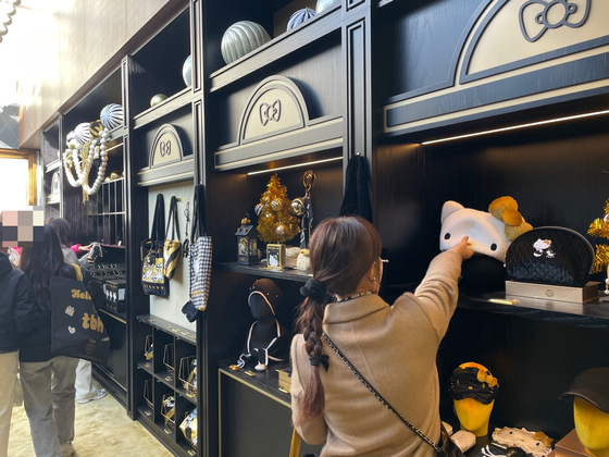 지난 30일 서울 성수동 한 팝업에서 캐릭터 물건을 고르고 있는 소비자들. [사진 김세린 기자]