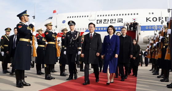 3박 4일간 중국을 국빈 방문하는 이재명 대통령과 김혜경 여사가 4일 오후 중국 베이징 서우두공항에 도착하고 있다. 중국에서는 인허쥔(陰和俊·사진 김 여사 오른쪽) 과학기술부장(장관)이 공항에서 영접했다. 국빈 방중은 장관급 영접이 외교 프로토콜로 과기부장이 나온 것은 첨단 과학기술 부분의 협력 취지를 밝힌 것으로 풀이된다. 청와대사진기자단