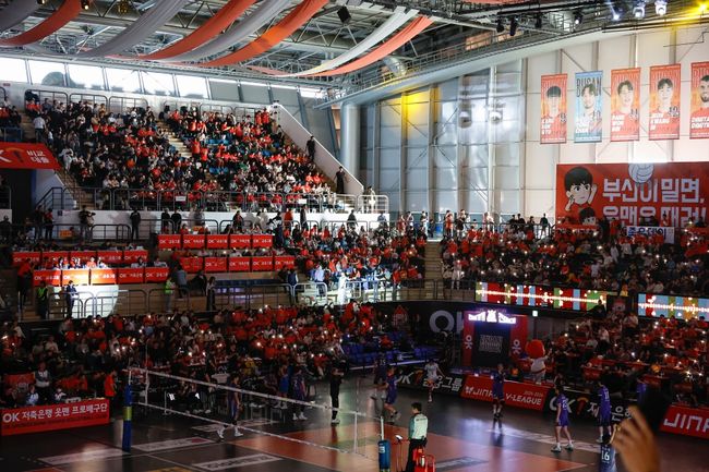 OK저축은행 배구단의 부산 연고 이전 후 첫 시즌. 부산 팬들의 환영 속에 2025-2026시즌을 보내고 있는 가운데, OK저축은행 배구단의 방향성을 다시 한번 확인했다. / OK저축은행