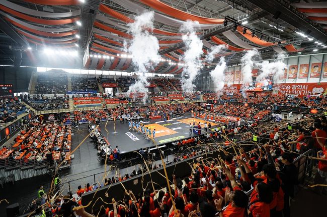 OK저축은행 배구단의 부산 연고 이전 후 첫 시즌. 부산 팬들의 환영 속에 2025-2026시즌을 보내고 있는 가운데, OK저축은행 배구단의 방향성을 다시 한번 확인했다. / OK저축은행