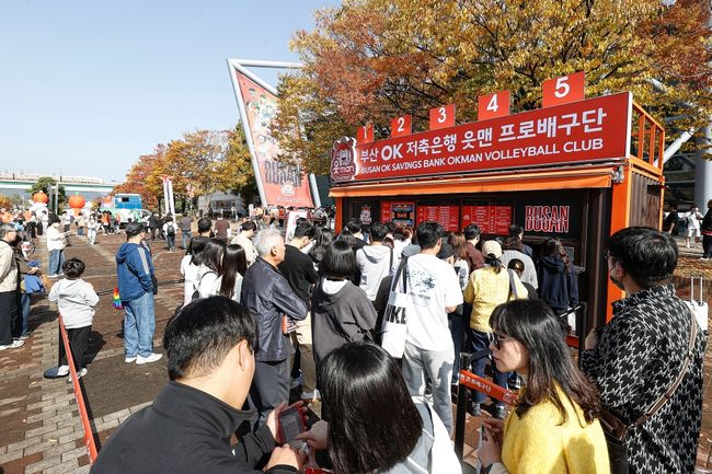 OK저축은행 배구단의 부산 연고 이전 후 첫 시즌. 부산 팬들의 환영 속에 2025-2026시즌을 보내고 있는 가운데, OK저축은행 배구단의 방향성을 다시 한번 확인했다. / OK저축은행