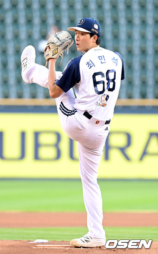 [OSEN=잠실, 최규한 기자] 22일 서울 잠실야구장에서 ‘2025 신한 SOL Bank KBO리그’ 두산 베어스와 KT 위즈의 경기가 열렸다.홈팀 두산은 최민석, 방문팀 KT는 헤이수스를 선발로 내세웠다.1회초 두산 선발 최민석이 힘차게 공을 뿌리고 있다. 2025.08.22 / dreamer@osen.co.kr