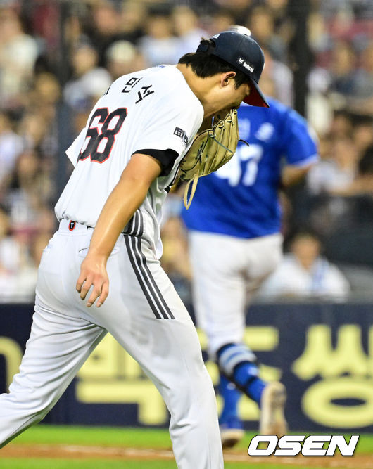 [OSEN=잠실, 지형준 기자] 1일 오후 서울 잠실구장에서 ‘2025 신한 SOL Bank KBO리그’ 두산 베어스와 삼성 라이온즈의 경기가 열렸다.두산은 최민석, 삼성은 아리엘 후라도가 선발로 나섰다.7회초 1사 1,3루에서 두산 최민석이 삼성 강민호를 병살 처리하며 기뻐하고 있다. 2025.07.01 /jpnews@osen.co.kr