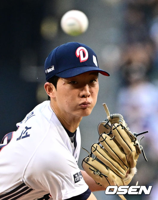 [OSEN=잠실, 조은정 기자]28일 오후 서울 잠실구장에서 ‘2025 신한 SOL Bank KBO리그’ 두산 베어스와 삼성 라이온즈의 경기가 열렸다.두산은 최민석, 삼성은 최원태를 선발로 내세웠다.1회초 두산 선발 최민석이 역투하고 있다. 2025.08.28 /cej@osen.co.kr