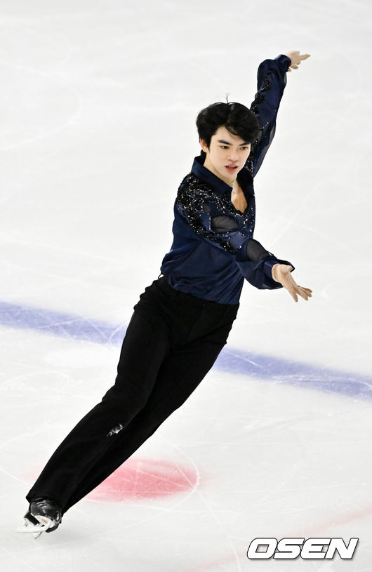 [OSEN=민경훈 기자] 3일 오후 서울 양천구 목동아이스링크장에서 ‘제80회 전국남녀 피겨스케이팅 종합선수권대회’가 열렸다.지난해 11월 국가대표 1차 선발전을 치른 피겨스케이팅은 피겨스케이팅 국가대표 최종 선발전을 겸한 이번 대회 성적까지 합산해 남녀 싱글 부문 각각 상위 2명, 아이스댄스 1개 팀에 다음달 열리는 2026 밀라노·코르티나담페초 동계올림픽 출전 티켓을 부여한다.남자 시니어 차준환이 빙판 위에서 싱글 연기를 펼치고 있다. 2026.01.03 / rumi@osen.co.kr