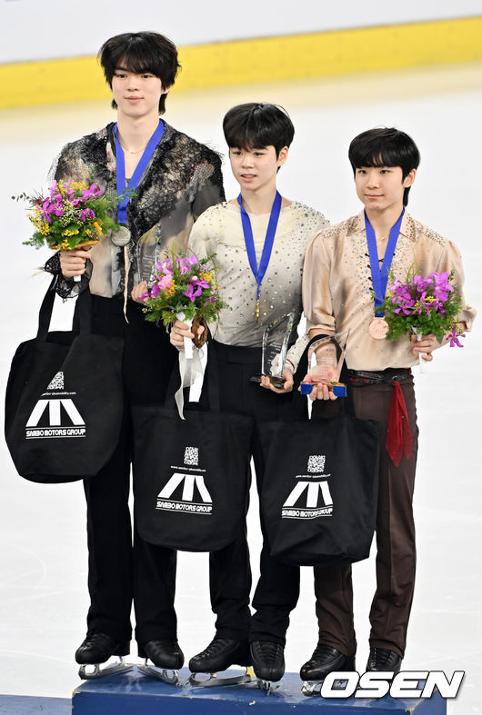 [OSEN=민경훈 기자] 30일 오후 서울 양천구 목동아이스링크장에서 ‘2025 KB금융 전국남녀 피겨스케이팅 회장배 랭킹대회’가 열렸다.이번 대회는 2026 ISU 사대륙 피겨스케이팅 선수권대회 파견선수 선발전과 2026 밀라노 코르티나 동계올림픽대회 1차 선발전, 2025/27 국가대표 1차 선발전으로 진행된다. (왼쪽부터) 남자 시니어 은메달 차준환, 금메달 서민규, 동메달 최하빈이 시상대 위에서 포즈를 취하고 있다. 2025.11.30 / rumi@osen.co.kr