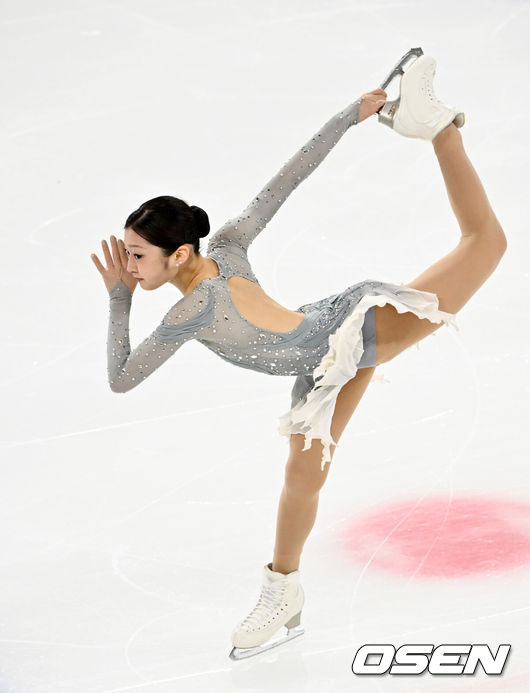 [OSEN=민경훈 기자] 3일 오후 서울 양천구 목동아이스링크장에서 ‘제80회 전국남녀 피겨스케이팅 종합선수권대회’가 열렸다.지난해 11월 국가대표 1차 선발전을 치른 피겨스케이팅은 피겨스케이팅 국가대표 최종 선발전을 겸한 이번 대회 성적까지 합산해 남녀 싱글 부문 각각 상위 2명, 아이스댄스 1개 팀에 다음달 열리는 2026 밀라노·코르티나담페초 동계올림픽 출전 티켓을 부여한다.여자 시니어 신지아가 빙판 위에서 싱글 연기를 펼치고 있다. 2026.01.03 / rumi@osen.co.kr