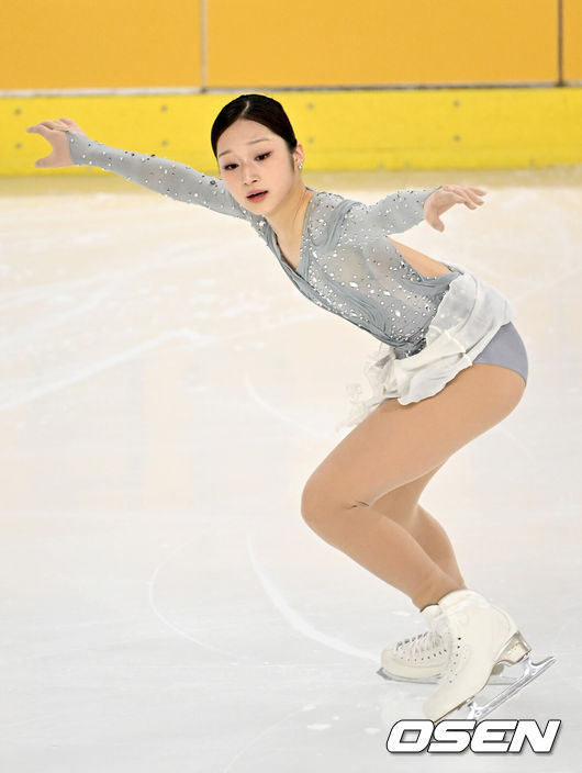 [OSEN=민경훈 기자] 3일 오후 서울 양천구 목동아이스링크장에서 ‘제80회 전국남녀 피겨스케이팅 종합선수권대회’가 열렸다.지난해 11월 국가대표 1차 선발전을 치른 피겨스케이팅은 피겨스케이팅 국가대표 최종 선발전을 겸한 이번 대회 성적까지 합산해 남녀 싱글 부문 각각 상위 2명, 아이스댄스 1개 팀에 다음달 열리는 2026 밀라노·코르티나담페초 동계올림픽 출전 티켓을 부여한다.여자 시니어 신지아가 빙판 위에서 싱글 연기를 펼치고 있다. 2026.01.03 / rumi@osen.co.kr