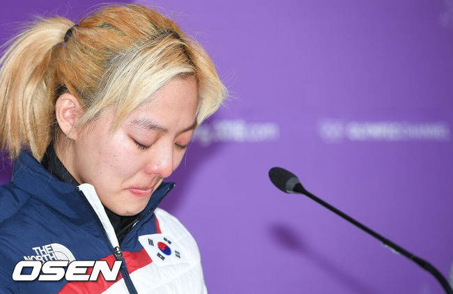 [OSEN=강릉,민경훈 기자] 20일 오후 강원도 강릉 아이스아레나 오벌 기자회견장에서 열린 '2018 평창 동계 올림픽 여자 스피드 스케이팅 팀추월 파문 긴급 기자회견에서 김보름이 생각에 잠겨 있다.이날 기자회견에는 백철기 감독 및 팀 추월 선수들이 참석했다. 하지만 팀 추월 왕따 당사자로 알려진 노선영은 긴급 기자회견에 참석하지 않았다.  파문의 주인공인 김보름이 참석했다.팀 추월의 파문은 전 날 일어났다. 김보름, 박지우, 노선영은 지난 19일 밤 강릉 스피드스케이트 경기장서 열린 여자 팀추월 준준결승서 3분 03초 76로 결승선을 통과했다.대표팀은 8개팀 중 7위에 그쳐 준결승 진출에 실패했다. 문제는 성적표가 아니었다. 경기 내용과 끝난 뒤의 행동이 물음표를 남겼다.김보름과 박지우는 노선영보다 한참 먼저 결승점에 들어오면서 논란이 됐다. 최종 3번째 주자의 기록으로 성적을 매기는 팀추월의 종목 특성상 드문 장면이었다. / rumi@osen.co.kr