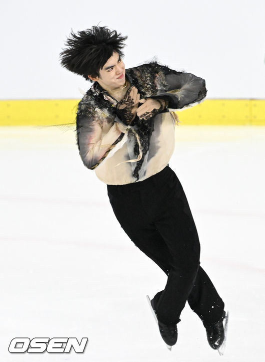 [OSEN=조은정 기자] 4일 서울 양천구 목동아이스링크장에서 ‘제80회 전국남녀 피겨스케이팅 종합선수권대회’가 열렸다.지난해 11월 국가대표 1차 선발전을 치른 피겨스케이팅은 피겨스케이팅 국가대표 최종 선발전을 겸한 이번 대회 성적까지 합산해 남녀 싱글 부문 각각 상위 2명, 아이스댄스 1개 팀에 다음달 열리는 2026 밀라노·코르티나담페초 동계올림픽 출전 티켓을 부여한다.차준환이 남자 시니어 싱글 프리 프로그램 연기를 펼치고 있다. 2026.01.04 /cej@osen.co.kr