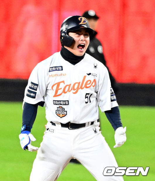 [OSEN=대전, 지형준 기자] 30일 대전 한화생명볼파크에서 2025 신한 SOL Bank KBO리그 포스트시즌 한국시리즈 4차전 한화 이글스와 LG 트윈스의 경기가 열렸다.이날 경기에 한화는 와이스를, LG는 치리노스를 선발투수로 내세웠다. 7회말 2사 2,3루에서 한화 문현빈이 2타점 중전 적시타를 날리며 기뻐하고 있다. 2025.10.30 / jpnews@osen.co.kr