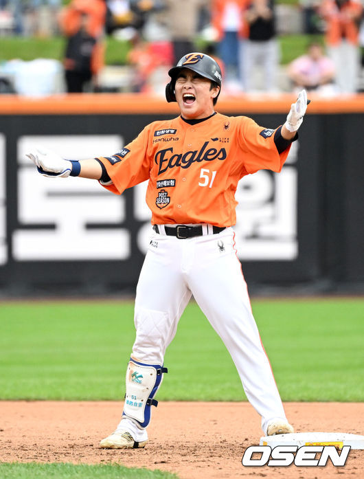 [OSEN=대전, 이대선 기자] 18일 오후 대전 한화생명볼파크에서 2025 신한 SOL Bank KBO리그 포스트시즌 플레이오프 1차전 한화 이글스와 삼성 라이온즈의 경기가 열렸다.한화는 폰세, 삼성은 가라비토를 선발 투수로 내세웠다.2회말 2사 만루에서 한화 문현빈이 우월 3타점 적시 2루타를 치고 환호하고 있다. 2025.10.18 /sunday@osen.co.kr