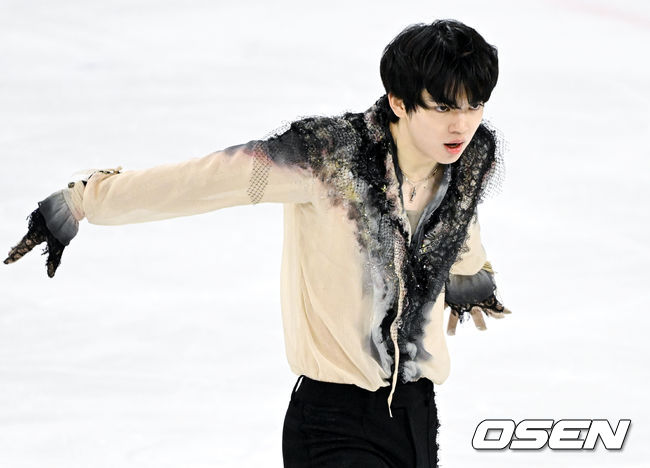 [OSEN=조은정 기자] 4일 서울 양천구 목동아이스링크장에서 ‘제80회 전국남녀 피겨스케이팅 종합선수권대회’가 열렸다. 차준환이 남자 시니어 싱글 프리 프로그램 연기를 펼치고 있다. 2026.01.04 /cej@osen.co.kr