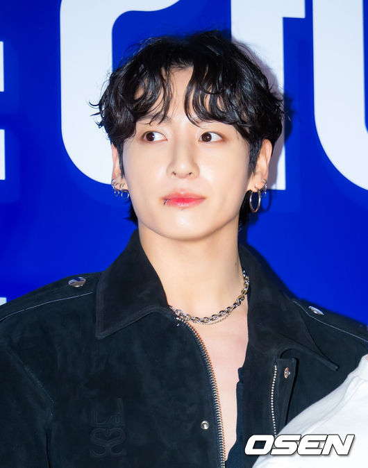 [OSEN=민경훈 기자] 27일 오후 서울 롯데시네마 월드타워 씨네파크에서 영화 '퍼스트 라이드' VIP 시사회 포토월 행사가 열렸다.'퍼스트 라이드'는 끝을 보는 놈 태정(강하늘), 해맑은 놈 도진(김영광), 잘생긴 놈 연민(차은우), 눈 뜨고 자는 놈 금복(강영석), 사랑스러운 놈 옥심(한선화)까지 뭉치면 더 웃긴 24년 지기 친구들이 첫 해외여행을 떠나는 대환장 코미디 영화.방탄소년단(BTS) 정국이 포토타임을 갖고 있다. 2025.10.27 /rumi@osen.co.kr