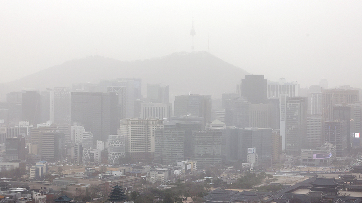 미세먼지 농도가 높을 때도 내기순환모드를 쓰고, 가급적 창문은 열지 않는게 좋다. 뉴스1