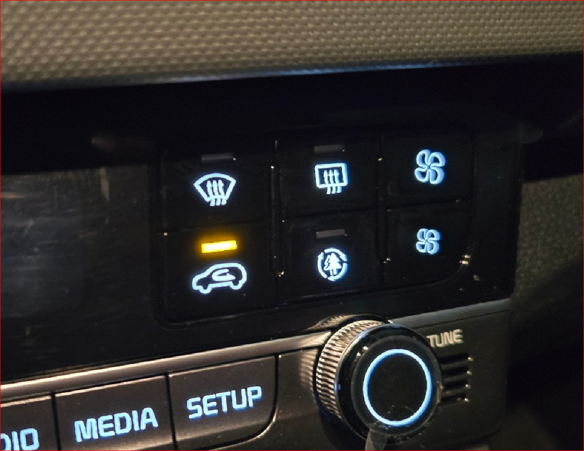 자동차 계기판의 내기순환모드를 켜둔 모습. 강갑생 기자 