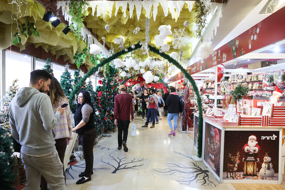 지난달 19일(현지시간) 이스라엘 텔아비브의 디젠고프 센터 쇼핑몰에서 주민들이 크리스마스 마켓을 방문하고 있다. EPA=연합뉴스