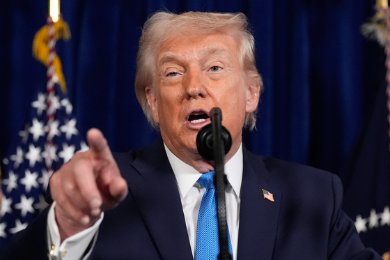 도널드 트럼프 미국 대통령이 3일(현지시간) 플로리다주 팜비치 마럴라고 사저에서 베네수엘라 니콜라스 마두로 대통령 압송 작전에 관한 기자회견을 하고 있다. AP=연합뉴스