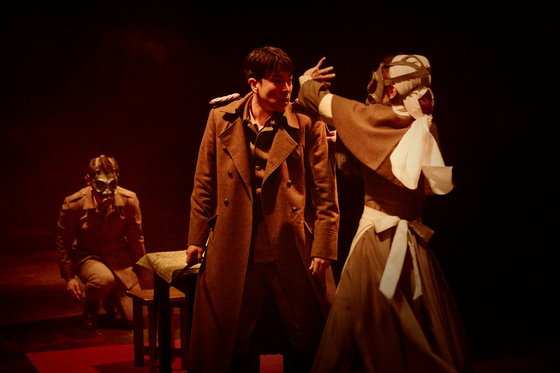 연극 '벙커 트릴로지' 중 '맥베스' 에피소드 공연 장면. 셰익스피어 명작 비극 속 '맥베스'와 지휘관이 되자 숨겨진 본심을 드러내는 장교 '마크'의 욕망과 광기가 교차된다. 사진 아이엠컬처