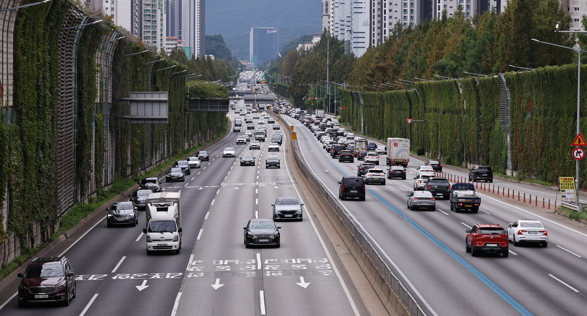 고속도로 등에서 장시간 운전 때는 한 두시간 마다 1~2분 외기유입모드로 바꾸는 게 좋다. 뉴스1