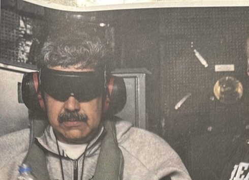 도널드 트럼프 미국 대통령이 3일(현지시간) 오전 소셜미디어 엑스(X)에 올린 사진. 니콜라스 마두로 베네수엘라 대통령의 압송 장면이 담겼다. 회색 트레이닝복 차림의 마두로 대통령은 검은 안대로 눈이 가려져 있고 헤드폰으로 귀가 덮여 있다. 트럼프 대통령은 “니콜라스 마두로가 USS 함에 승선했다”며 해당 사진을 공개했다. 사진 엑스 캡처