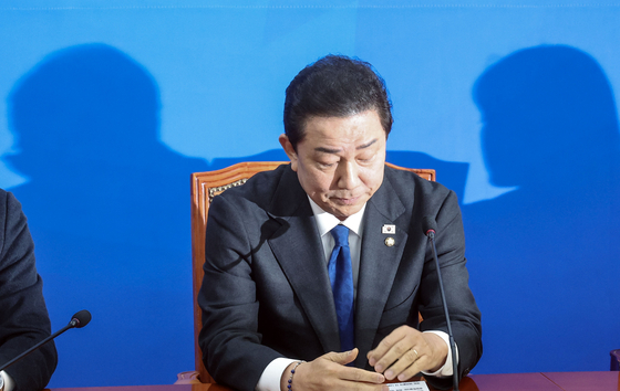 김병기 더불어민주당 전 원내대표가 지난해 12월 30일 원내대표직 사퇴 의사를 밝히는 모습. 김성룡 기자