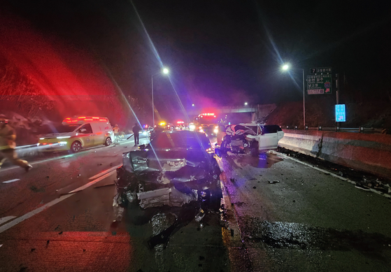 4일 오전 1시 23분쯤 전북 고창군 서해안고속도로 상행선 고창 분기점 인근에서 발생한 잇따른 교통사고로 사고 차량이 크게 파손돼 있다. 이날 발생한 사고로 경찰관과 견인차 기사 등 2명이 숨지고 구급대원 등 9명이 다쳤다. 사진 전북특별자치도 소방본부