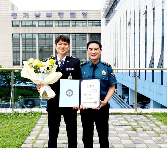 지난해 6월 빈준규(오른쪽) 총경과 아들 빈운성 경감이 승진 임명장을 들고 경기 수원 장안구 경기남부경찰청 수사동에서 기념 촬영을 하고 있다. 사진 빈운성 경감