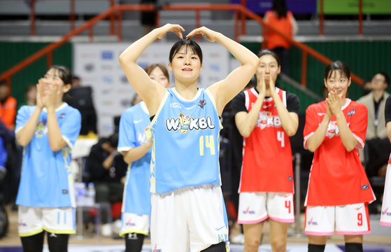 MVP를 받은 BNK 변소정이 팬들에게 손 하트를 그리고 있다. 뉴스1