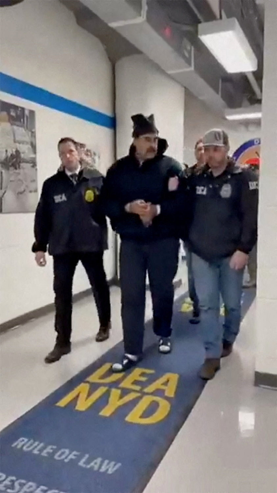 백악관 신속대응팀(@RapidResponse47)이 3일(현지시간) 엑스(X·옛 트위터)에 게시한 영상에 미국 뉴욕시 마약단속국(DEA) 사무실 복도를 따라 호송되는 니콜라스 마두로 베네수엘라 대통령의 모습이 담겨 있다. 로이터=연합뉴스