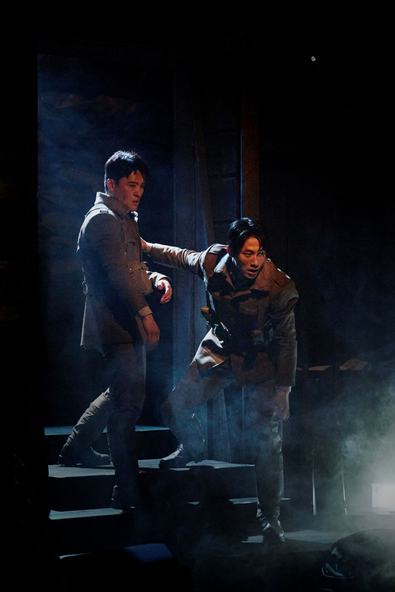 연극 '벙커 트릴로지' 중 '모르가나' 에피소드 공연 모습. 장난처럼 전쟁에 참여한 동네 친구들이 실제 참화를 겪으며 무너져내리는 모습을 그린다. 사진 아이엠컬처