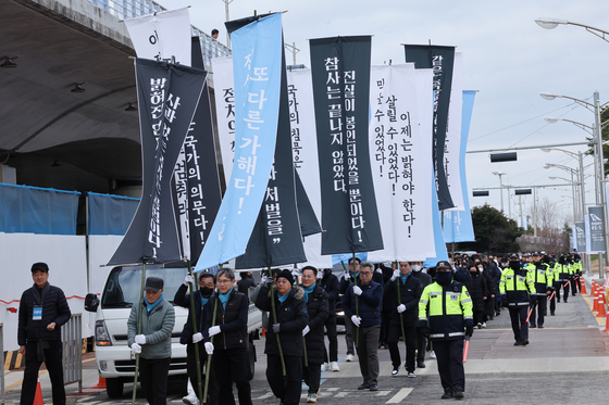 12·29 제주항공 여객기 참사 1주기를 하루 앞둔 지난해 12월 28일 전남 무안국제공항에서 유가족들이 세월호, 이태원 참사 유족과 함께 진상규명을 촉구하는 행진을 펼치고 있다. 연합뉴스