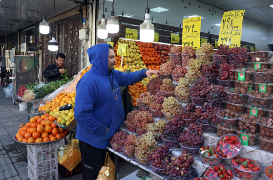 지난달 31일(현지시간) 이란 테헤란의 한 시장에서 주민들이 장을 보고 있다. EPA=연합뉴스