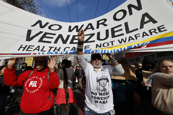 3일(현지시간) 미국 샌프란시스코에서 베네수엘라에 대한 공습을 반대하는 시위가 벌어졌다. EPA=연합뉴스