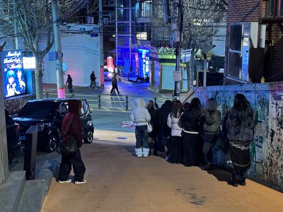 지난해 12월 31일 홍대 인근에서 술집 입장을 위한 줄이 늘어서 있다. 한찬우 기자