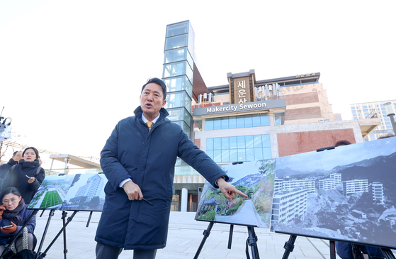 오세훈 서울시장이 지난해 12월 4일 서울 종로구 세운상가에서 세운지구 재개발 관련 백브리핑을 하고 있다. 뉴스1