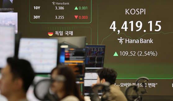 코스피가 5일 4400대로 올라서면서 한번 더 사상 최고치를 경신했다. 사진은 이날 오전 서울 중구 하나은행 딜링룸 전광판 모습. 김경록 기자