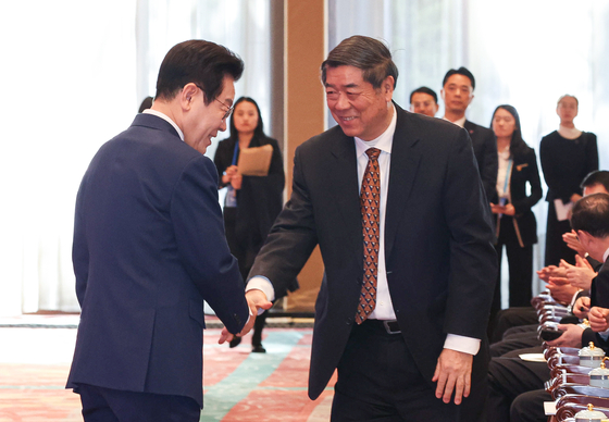 이재명 대통령이 5일 중국 베이징 조어대에서 열린 한중 비즈니스포럼에서 허리펑 중국 국무원 경제담당 부총리와 인사하고 있다. 전민규 기자
